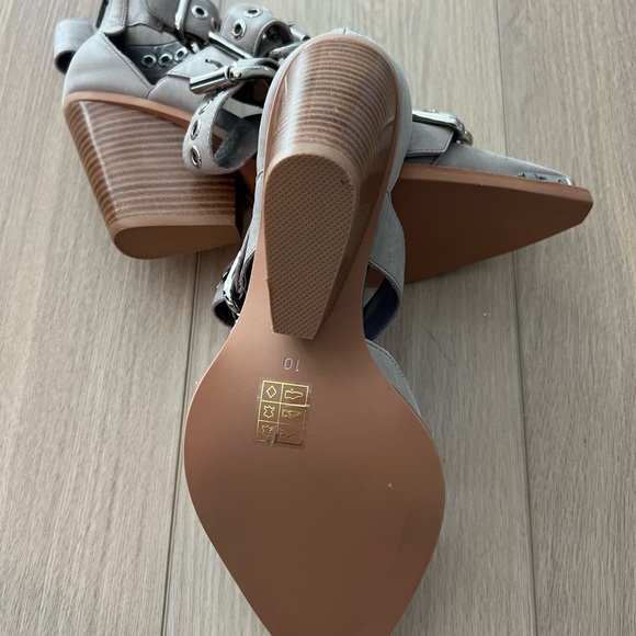 Jeffrey Campbell Hendrix - Picture 5 of 8